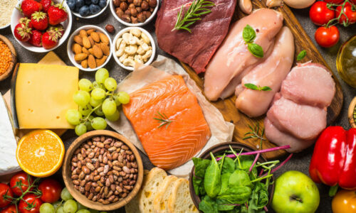 Alimentos ricos em gordura saturada natural e proteinas de qualidade: salmao, frango, carne vermelha, ovos, queijo, castanhas, legumes e frutas. Gordura saturada faz mal ao coracao? A ciencia diz que nao necessariamente.