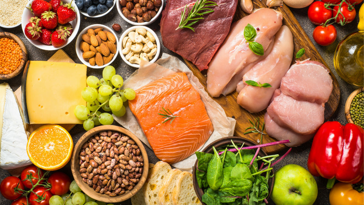 Alimentos ricos em gordura saturada natural e proteinas de qualidade: salmao, frango, carne vermelha, ovos, queijo, castanhas, legumes e frutas. Gordura saturada faz mal ao coracao? A ciencia diz que nao necessariamente.